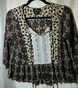 Flirty crop top lace and pattern 3/4 sleeves